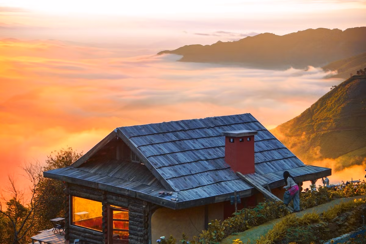 Vốn được biết đến là một trong những điểm săn mây đẹp nhất miền Bắc, Tà Xùa mỗi năm đều đón lượng lớn du khách vào mùa mây, đặc biệt từ cuối thu đến đầu xuân.