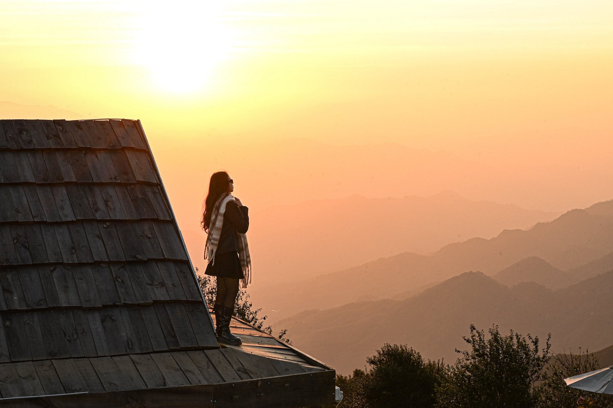 Với địa thế cao, tầm nhìn thoáng đãng cùng cảnh quan nguyên sơ, nơi đây là một trong những tọa độ ngắm bình minh và hoàng hôn đẹp nhất khu vực, thu hút đông đảo phượt thủ cũng như những người mê nhiếp ảnh. Ảnh Tiệm cà phê Hoàng Hôn-Khe Cải Tà Xùa