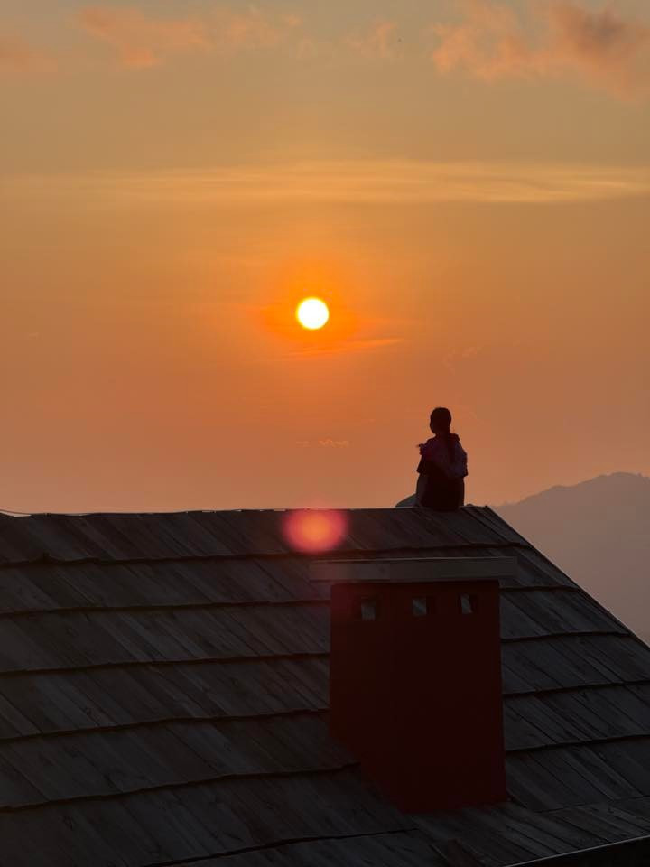 Cung đường không quá khó đi nhưng có nhiều đoạn cua, vì vậy du khách cần giữ tốc độ ổn định và quan sát kỹ. Dọc đường, thung lũng sâu và những dãy núi trùng điệp liên tục hiện ra, tạo nên hành trình ngắn nhưng đầy thi vị. Ảnh Tiệm cà phê Hoàng Hôn-Khe Cải Tà Xùa