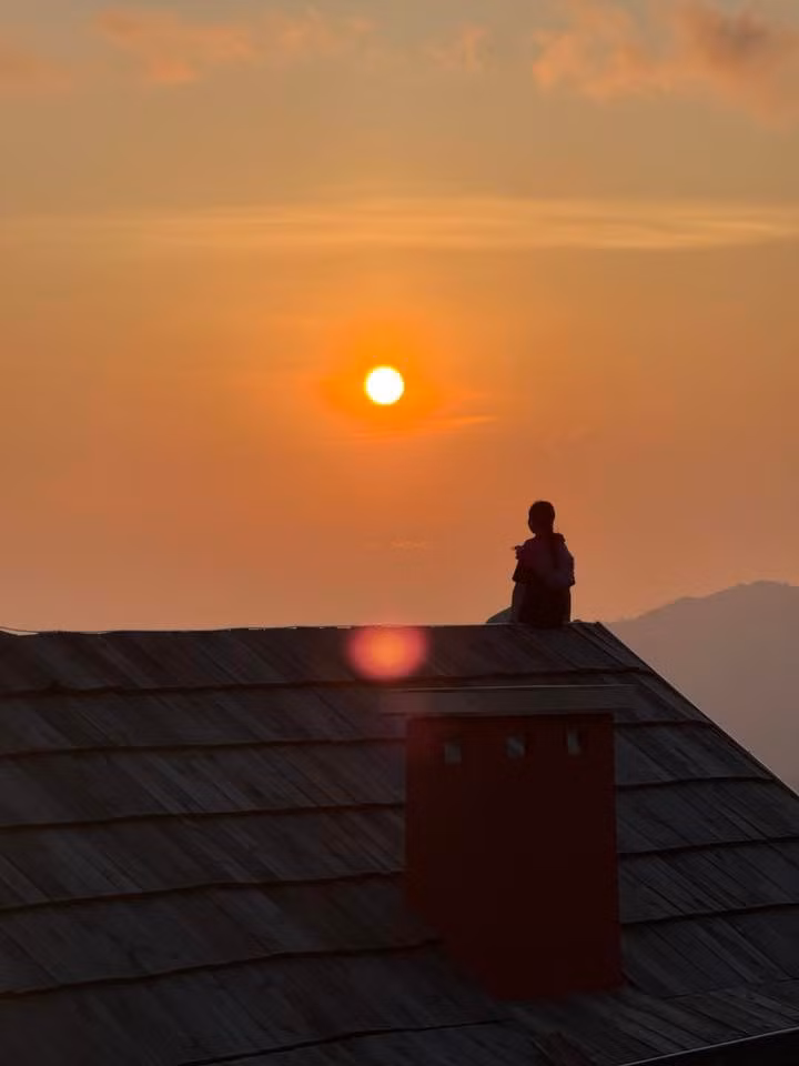 Cung đường không quá khó đi nhưng có nhiều đoạn cua, vì vậy du khách cần giữ tốc độ ổn định và quan sát kỹ. Dọc đường, thung lũng sâu và những dãy núi trùng điệp liên tục hiện ra, tạo nên hành trình ngắn nhưng đầy thi vị. Ảnh Tiệm cà phê Hoàng Hôn-Khe Cải Tà Xùa