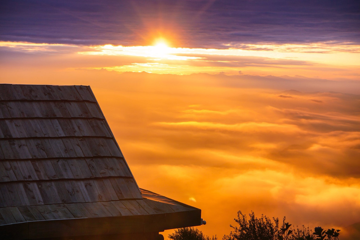 Chỉ mất vài phút di chuyển từ trung tâm, du khách đã có thể cảm nhận sự bình yên của vùng núi Tây Bắc khi từng lớp sương mỏng và mây lững lờ phủ kín những triền đồi. Khe Cải trở thành điểm hẹn lý tưởng cho những ai muốn thu trọn vẻ kỳ vĩ của thiên nhiên vào đúng khoảnh khắc giao thoa giữa ngày và đêm. Ảnh Tiệm cà phê Hoàng Hôn-Khe Cải Tà Xùa