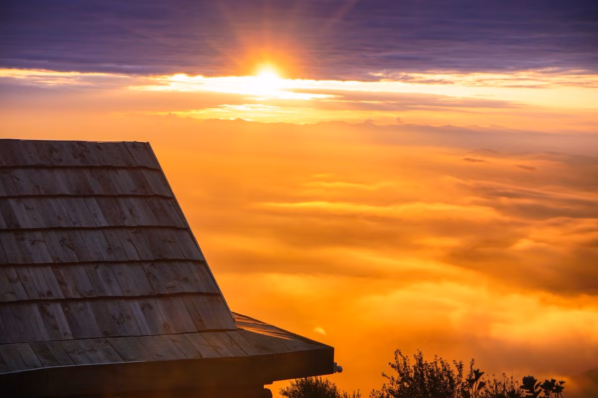 Chỉ mất vài phút di chuyển từ trung tâm, du khách đã có thể cảm nhận sự bình yên của vùng núi Tây Bắc khi từng lớp sương mỏng và mây lững lờ phủ kín những triền đồi. Khe Cải trở thành điểm hẹn lý tưởng cho những ai muốn thu trọn vẻ kỳ vĩ của thiên nhiên vào đúng khoảnh khắc giao thoa giữa ngày và đêm. Ảnh Tiệm cà phê Hoàng Hôn-Khe Cải Tà Xùa