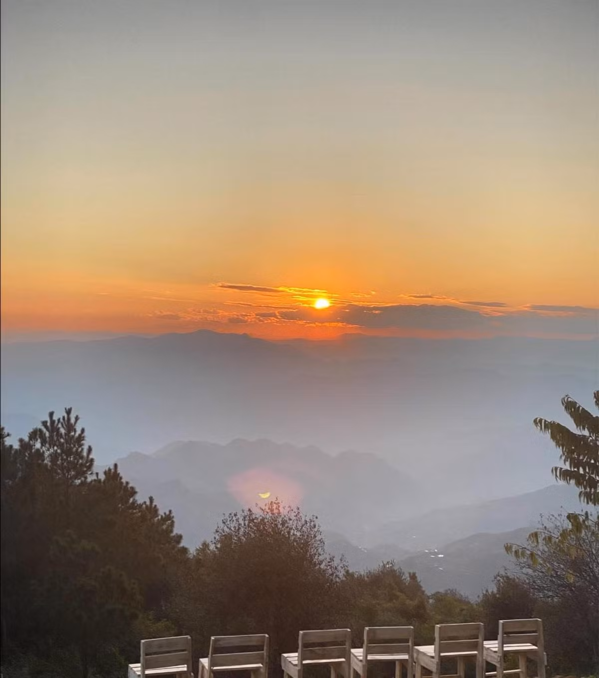 Chiều buông xuống, Khe Cải bước vào thời khắc đẹp nhất trong ngày. Ánh nắng cuối ngày trải dần trên từng dải núi xa, chuyển từ cam nhạt sang đỏ rực rồi tím sẫm trước khi tan hẳn vào màn đêm. Để ngắm trọn vẹn khung cảnh này, nhiều du khách chọn đứng ở các triền đồi cao – nơi có thể bao quát toàn bộ biển mây và thung lũng bên dưới. Ảnh Tiệm cà phê Hoàng Hôn-Khe Cải Tà Xùa