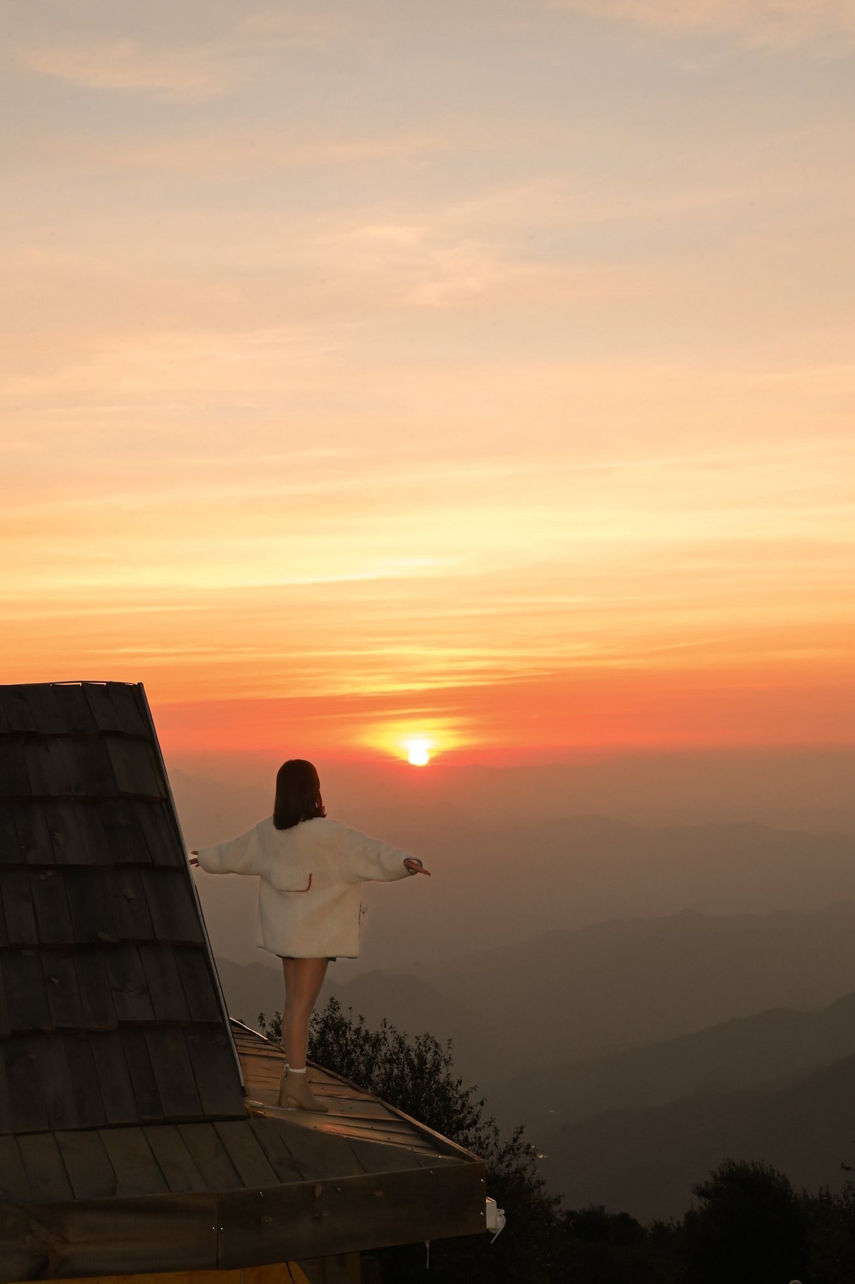 Đối với nhiều du khách, được ngắm mặt trời chìm dần sau biển mây Khe Cải không chỉ là một trải nghiệm du lịch mà còn là khoảnh khắc chữa lành, giúp quên đi mọi ồn ã của cuộc sống. Nơi đây vì thế xứng đáng là điểm hẹn lý tưởng cho những ai muốn tìm sự bình yên giữa đại ngàn Tây Bắc. Ảnh Tiệm cà phê Hoàng Hôn-Khe Cải Tà Xùa