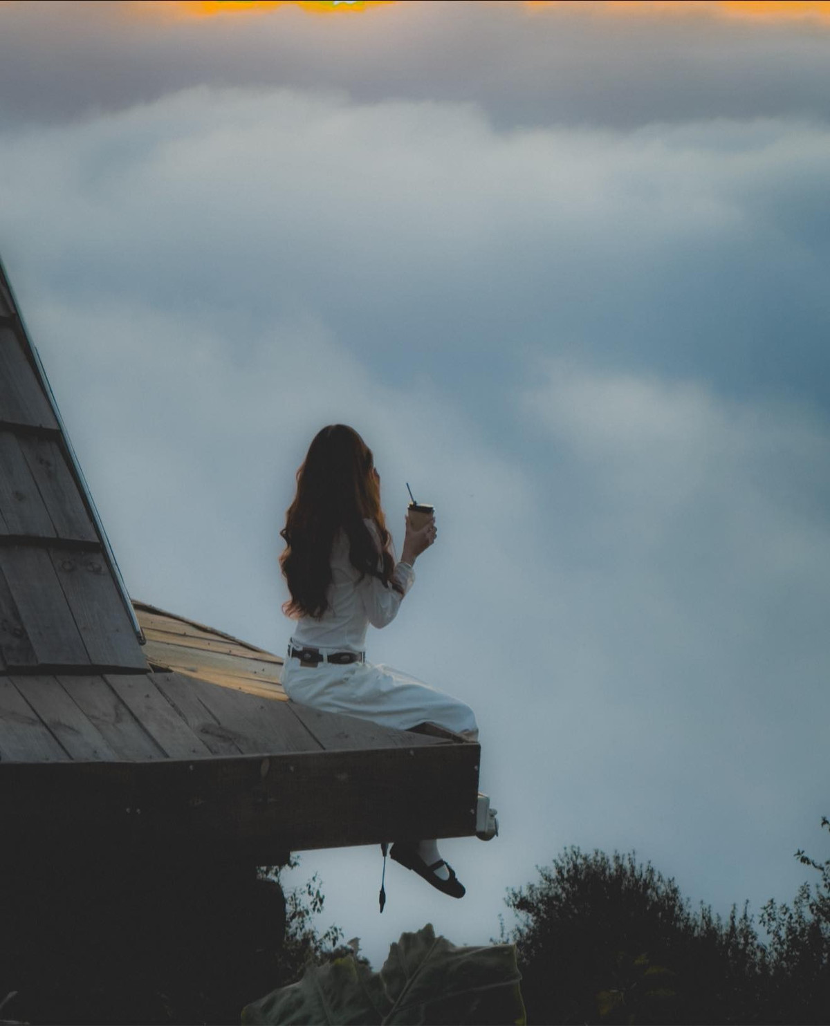 Bản Khe Cải cũng là nơi tập trung nhiều quán cà phê và homestay nằm dọc sườn đồi, giúp du khách dễ dàng tìm được điểm dừng chân ưng ý. Trạm Mây Khe Cải, ngaynaodo.cafe, Nhà Mer homestay Tà Xùa, Đom Đóm homestay hay Tà Xùa Ecogarden đều là những cái tên quen thuộc trên bản đồ du lịch Tà Xùa. Nhiều nơi thiết kế sân hiên, ban công hướng biển mây, du khách có thể vừa nhâm nhi đồ uống vừa ngắm hoàng hôn trôi chậm sau rặng núi.Ảnh Tiệm cà phê Hoàng Hôn-Khe Cải Tà Xùa