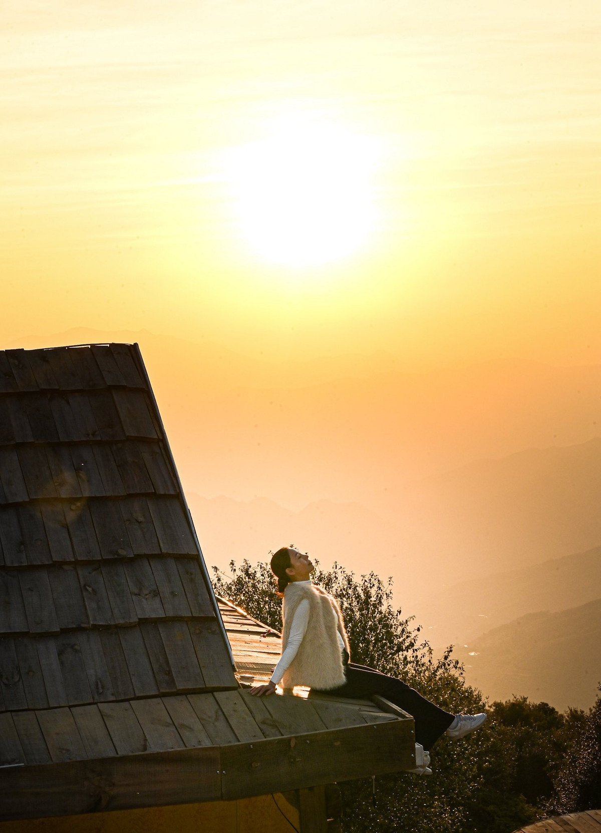 Khe Cải đẹp vào nhiều thời điểm trong ngày, nhưng lý tưởng nhất vẫn là sáng sớm và chiều tối. Buổi sáng, biển mây thường xuất hiện dày, ánh nắng nhẹ dịu, rất thích hợp để chụp ảnh và săn mây. Ảnh Tiệm cà phê Hoàng Hôn-Khe Cải Tà Xùa