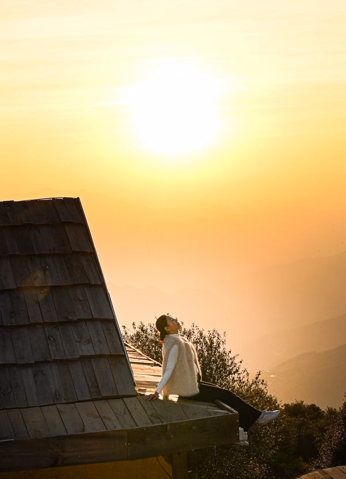 Khe Cải đẹp vào nhiều thời điểm trong ngày, nhưng lý tưởng nhất vẫn là sáng sớm và chiều tối. Buổi sáng, biển mây thường xuất hiện dày, ánh nắng nhẹ dịu, rất thích hợp để chụp ảnh và săn mây. Ảnh Tiệm cà phê Hoàng Hôn-Khe Cải Tà Xùa