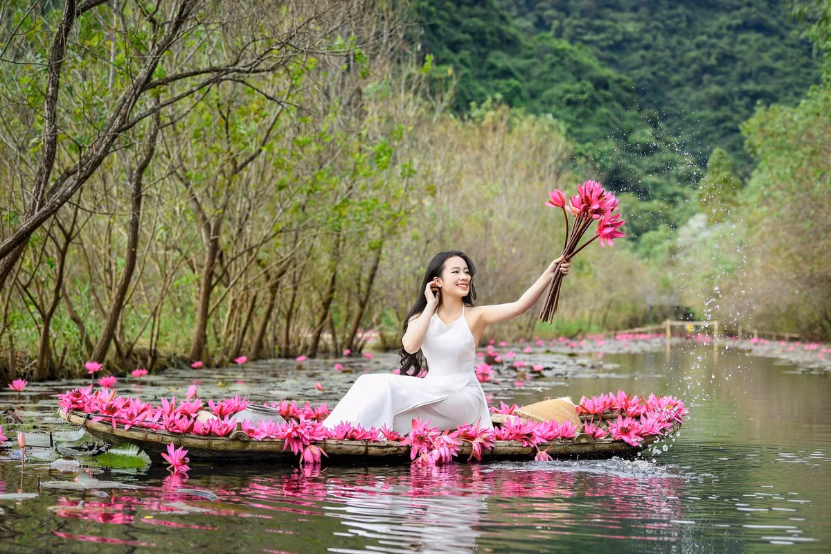 Giữa nhịp sống hối hả của thủ đô, suối Yến mùa hoa súng như một góc lặng thanh bình để người ta tạm rời xa ồn ào phố thị, tìm lại sự yên ả trong tâm hồn. Và cứ thế, mỗi độ thu về, nơi đây lại trở thành điểm hẹn quen thuộc của những tâm hồn yêu thiên nhiên, yêu vẻ đẹp dung dị mà say đắm của đất trời Hương Sơn. Ảnh Lê Xuân Bách