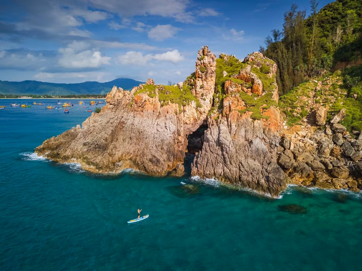 Do khu vực vẫn còn khá hoang sơ, ít dịch vụ ăn uống và lưu trú nên du khách cần chuẩn bị trước các vật dụng cá nhân cần thiết hoặc liên hệ đặt chỗ nghỉ từ sớm để có trải nghiệm trọn vẹn hơn. Ảnh Quan Nguyễn