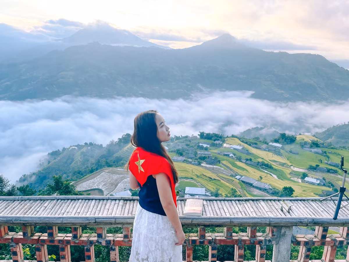 Hành trình bắt đầu từ Tân Quang (Hà Giang cũ). Nhận xe máy, cả nhóm men theo DT177 qua Thông Nguyên để tới Nậm Hồng và Nậm Khoà – những điểm check-in đặc trưng của Hoàng Su Phì. Con đường uốn lượn quanh sườn núi, những thửa ruộng bậc thang trải dài, mây trắng trôi lững lờ bên sườn núi tạo nên bức tranh Tây Bắc nên thơ. Ảnh Thẩm Ngọc Nguyễn