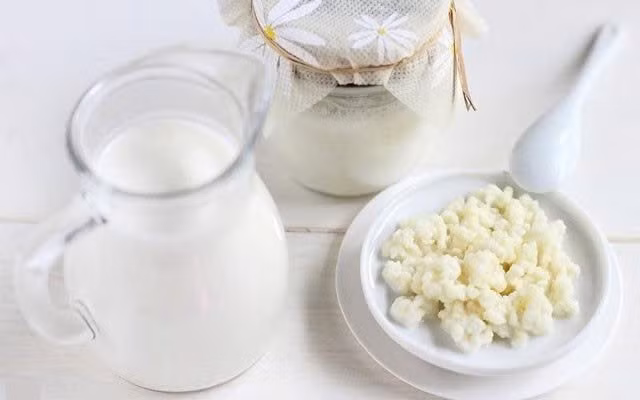 Các loại đồ uống lên men như kefir hoặc sữa chua uống chứa nhiều lợi khuẩn có lợi cho đường ruột, đồng thời cung cấp nước, protein và khoáng chất giúp cơ thể duy trì độ ẩm. Nhờ có probiotics, những thức uống này còn hỗ trợ tiêu hóa và tăng khả năng đề kháng trong mùa lạnh. Ảnh minh họa