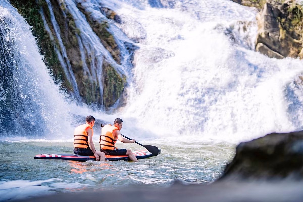 Xung quanh thác là bản làng của người Tày, với những nếp nhà sàn mộc mạc, thân thiện. Du khách có thể thưởng thức ẩm thực địa phương như cá suối nướng, rau rừng xào mẻ, cơm lam và rượu ngô. Một số hộ dân còn cung cấp dịch vụ homestay, cho phép du khách nghỉ lại qua đêm và trải nghiệm cuộc sống bản địa. Ảnh MIA