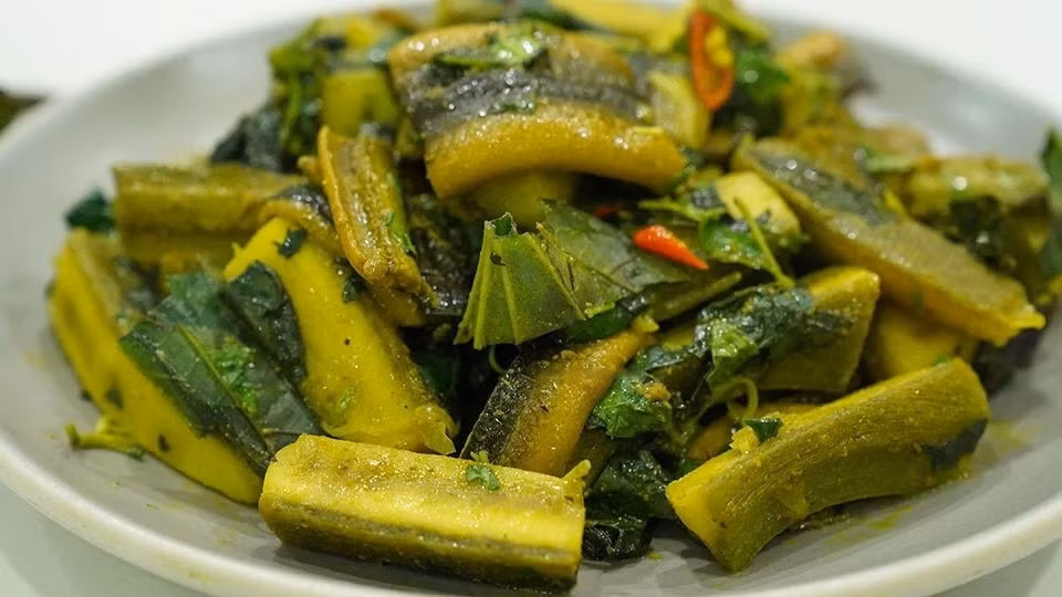 Ngoài tinh bột kháng, chuối xanh còn giàu chất xơ, giúp nhu động ruột hoạt động hiệu quả, ngăn ngừa táo bón và duy trì hệ tiêu hóa cân bằng. Đồng thời, tinh bột kháng còn đóng vai trò prebiotic, nuôi dưỡng các vi khuẩn có lợi trong đường ruột, nâng cao khả năng hấp thu dưỡng chất. Ảnh minh họa