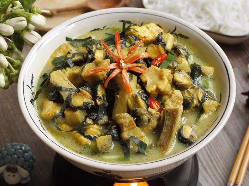 Không chỉ tốt cho tim mạch, chuối xanh còn chứa canxi và magiê, góp phần duy trì mật độ xương, giảm nguy cơ loãng xương. Các chất chống oxy hóa như catecholamine và dopamine trong chuối xanh giúp trung hòa gốc tự do, chống viêm, giảm stress oxy hóa – nguyên nhân gây nhiều bệnh mạn tính và lão hóa sớm. Ảnh minh họa