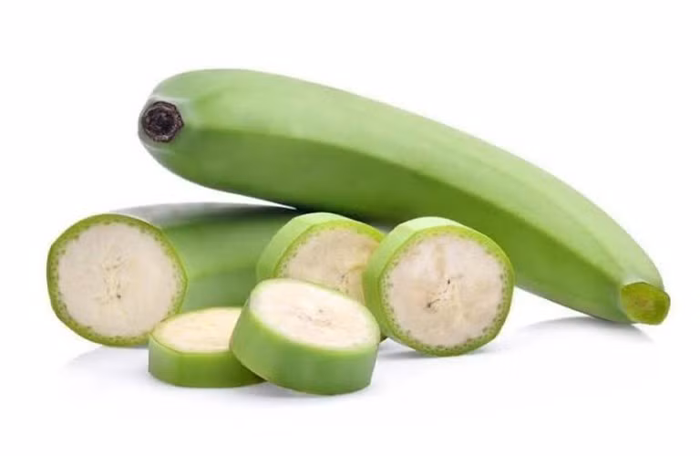 Trong khi chuối chín vàng được nhiều người ưa chuộng nhờ vị ngọt, chuối xanh lại là một “ngôi sao thầm lặng” với hàng loạt lợi ích sức khỏe. Ảnh minh họa