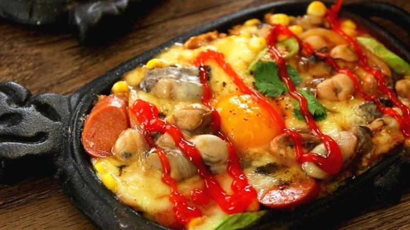 Tuy nhiên, dù giàu giá trị dinh dưỡng, việc ăn hàu cũng cần thận trọng. Hàu sống hoặc chưa nấu chín kỹ có thể chứa vi khuẩn gây ngộ độc thực phẩm, dẫn đến các triệu chứng như buồn nôn, tiêu chảy, sốt trong vòng 24–48 giờ sau khi ăn. Ngoài ra, một số người có thể bị dị ứng với hàu, trẻ nhỏ, phụ nữ mang thai hoặc đang cho con bú, người có hệ miễn dịch suy yếu nên hạn chế hoặc tránh sử dụng. Ảnh minh họa