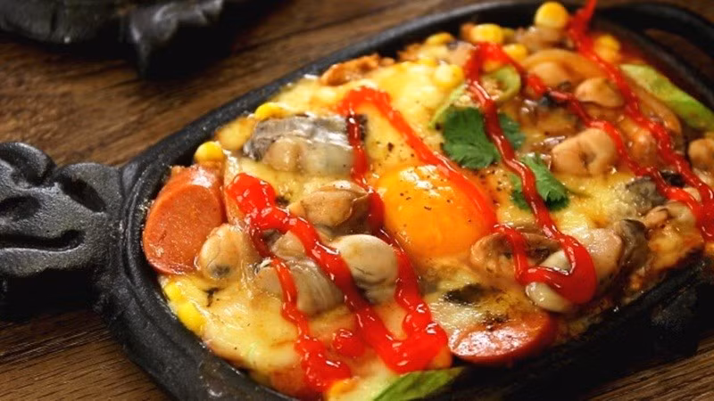 Tuy nhiên, dù giàu giá trị dinh dưỡng, việc ăn hàu cũng cần thận trọng. Hàu sống hoặc chưa nấu chín kỹ có thể chứa vi khuẩn gây ngộ độc thực phẩm, dẫn đến các triệu chứng như buồn nôn, tiêu chảy, sốt trong vòng 24–48 giờ sau khi ăn. Ngoài ra, một số người có thể bị dị ứng với hàu, trẻ nhỏ, phụ nữ mang thai hoặc đang cho con bú, người có hệ miễn dịch suy yếu nên hạn chế hoặc tránh sử dụng. Ảnh minh họa