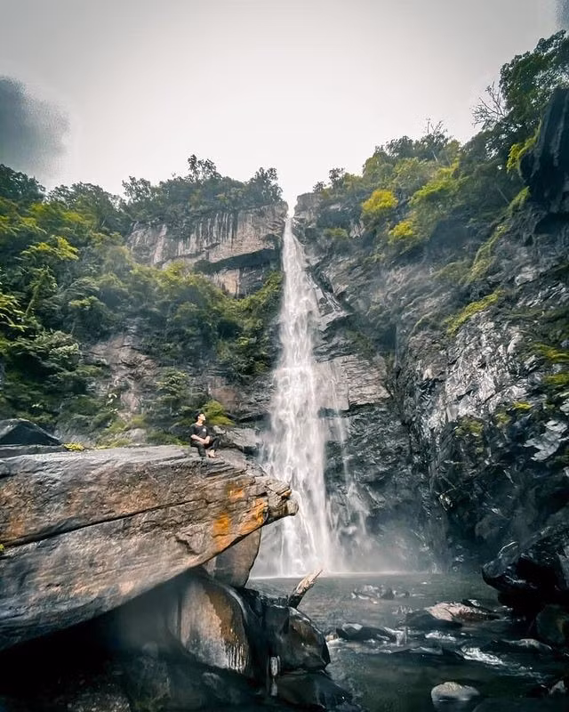 Háng Tề Chơ không phải là một hành trình dễ dàng. Nhưng chính địa hình hiểm trở, thiên nhiên hoang sơ và thử thách đường đi lại là yếu tố tạo nên sức hút đặc biệt. Trong tiếng thác đổ cuồn cuộn, giữa bạt ngàn rừng xanh và màn sương sớm bảng lảng, du khách sẽ tìm thấy những khoảnh khắc lặng lẽ đầy rung động – điều mà các điểm đến đông đúc không thể nào mang lại. Ảnh IViVu