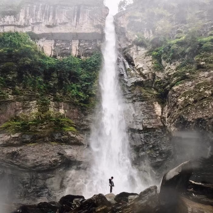 Ẩn mình giữa núi rừng Trạm Tấu (Yên Bái), thác Háng Tề Chơ không chỉ mê hoặc bởi vẻ đẹp hùng vĩ và nguyên sơ mà còn là điểm đến được nhiều du khách ưa mạo hiểm lựa chọn trong những năm gần đây. Nằm ở xã Làng Nhì, cách trung tâm thị xã Nghĩa Lộ khoảng 40km, thác vẫn giữ nguyên nét hoang dã, chưa bị du lịch hóa, và vì thế, mỗi hành trình đến đây đều là một chuyến phiêu lưu thực thụ. Ảnh Internet