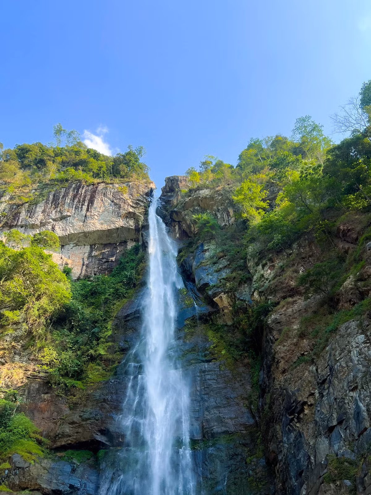 Để chinh phục Háng Tề Chơ, du khách phải trải qua quãng đường trekking khá thử thách, băng qua những con dốc trơn trượt, suối đá gập ghềnh và rừng già rậm rạp. Tuy nhiên, thiên nhiên nơi đây sẽ không khiến bất kỳ ai thất vọng. Ảnh Giang Lang Thang