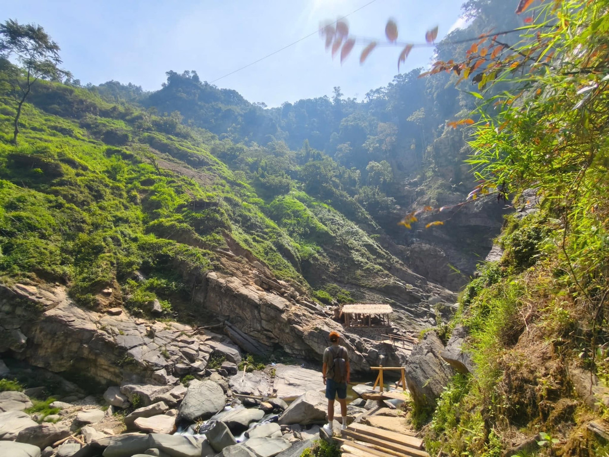Chính vì cung đường khó, địa hình hiểm trở và thiếu tiện nghi hiện đại, Háng Tề Chơ vẫn giữ được nét đẹp hoang dã, trở thành “thánh địa” trong mắt dân phượt. Tuy nhiên, với những du khách chưa có kinh nghiệm trekking đường rừng hoặc không quen di chuyển địa hình phức tạp, việc đi theo tour chuyên biệt là lựa chọn hợp lý và an toàn hơn cả. Ảnh Giang Lang Thang