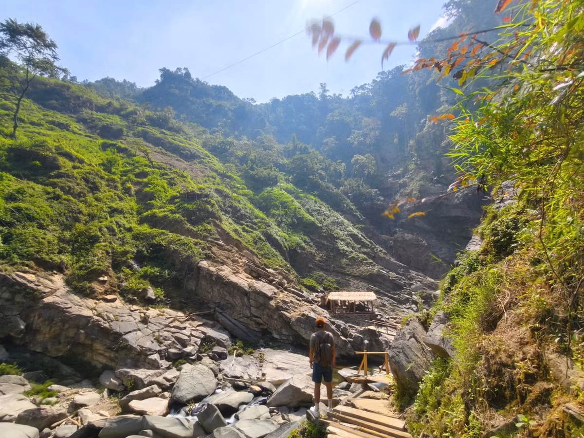 Chính vì cung đường khó, địa hình hiểm trở và thiếu tiện nghi hiện đại, Háng Tề Chơ vẫn giữ được nét đẹp hoang dã, trở thành “thánh địa” trong mắt dân phượt. Tuy nhiên, với những du khách chưa có kinh nghiệm trekking đường rừng hoặc không quen di chuyển địa hình phức tạp, việc đi theo tour chuyên biệt là lựa chọn hợp lý và an toàn hơn cả. Ảnh Giang Lang Thang