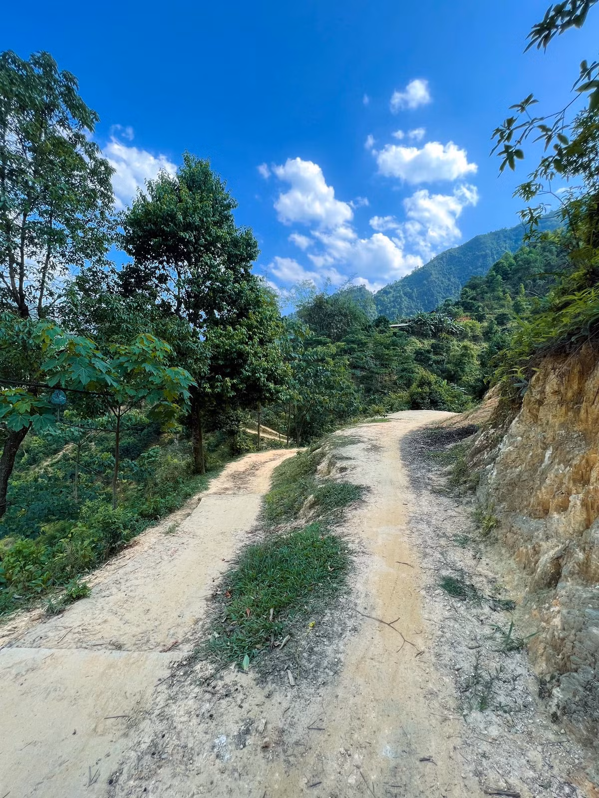 Những thửa ruộng bậc thang nối tiếp nhau, rừng núi xanh mướt và không khí trong lành mát rượi sẽ khiến mọi mỏi mệt tan biến. Nhiều du khách mô tả cung đường này giống như hành trình “vượt cổng trời” để đến một thế giới khác – nơi chỉ có tiếng nước chảy, tiếng gió rừng và sự tĩnh lặng tuyệt đối. Ảnh Chiêu Surin