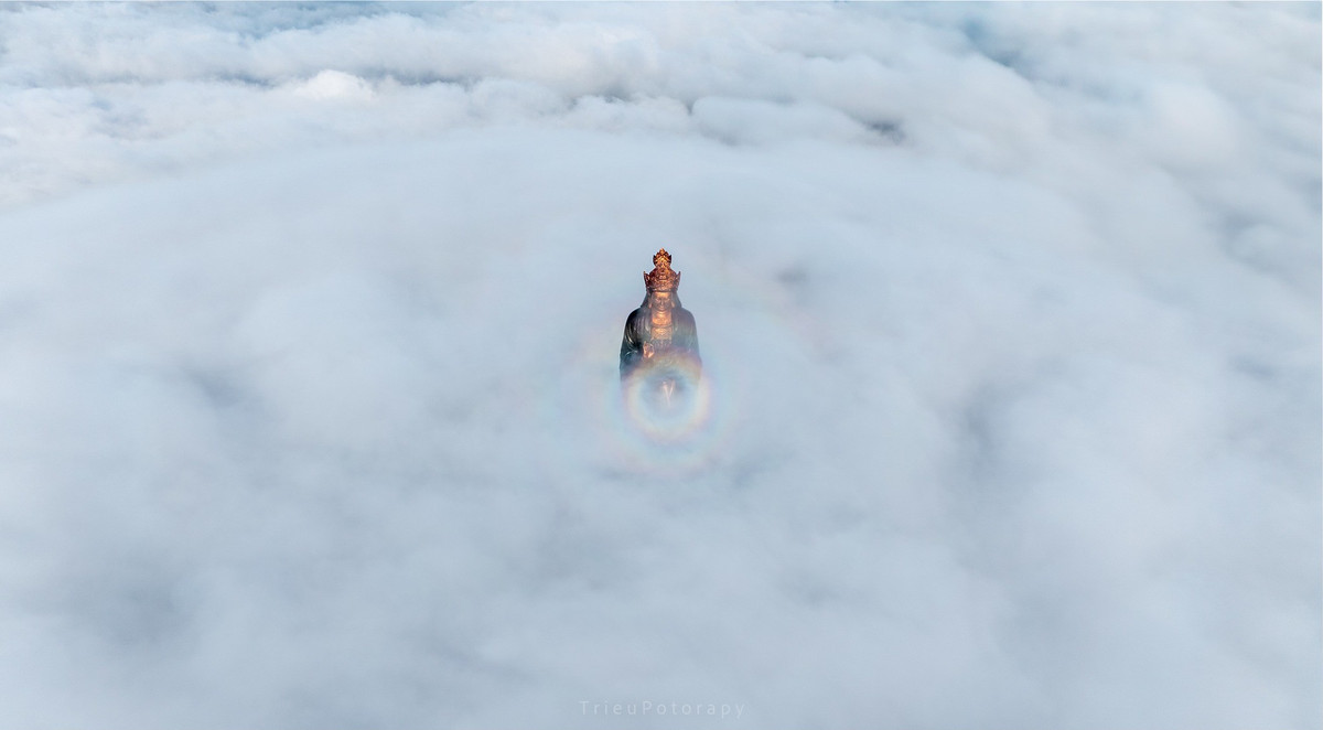 Nhờ cảnh quan thiên nhiên đặc sắc cùng hệ thống cáp treo hiện đại, núi Bà Đen đang trở thành điểm đến thu hút đông đảo du khách mỗi khi mùa hoa vông nem nở rộ, mang đến trải nghiệm khác biệt cho những ai yêu thích khám phá và chụp ảnh thiên nhiên.