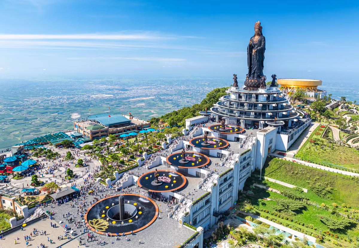 Thời điểm đầu tháng 3, khi tiết trời Nam Bộ bước vào mùa khô, nhiều sườn núi Bà Đen (Tây Ninh) bắt đầu rực lên sắc đỏ của hoa vông nem. Từng chùm hoa nổi bật trên các cành cây trơ lá, tạo nên điểm nhấn đặc biệt giữa nền trời xanh và thảm rừng xanh thẳm.