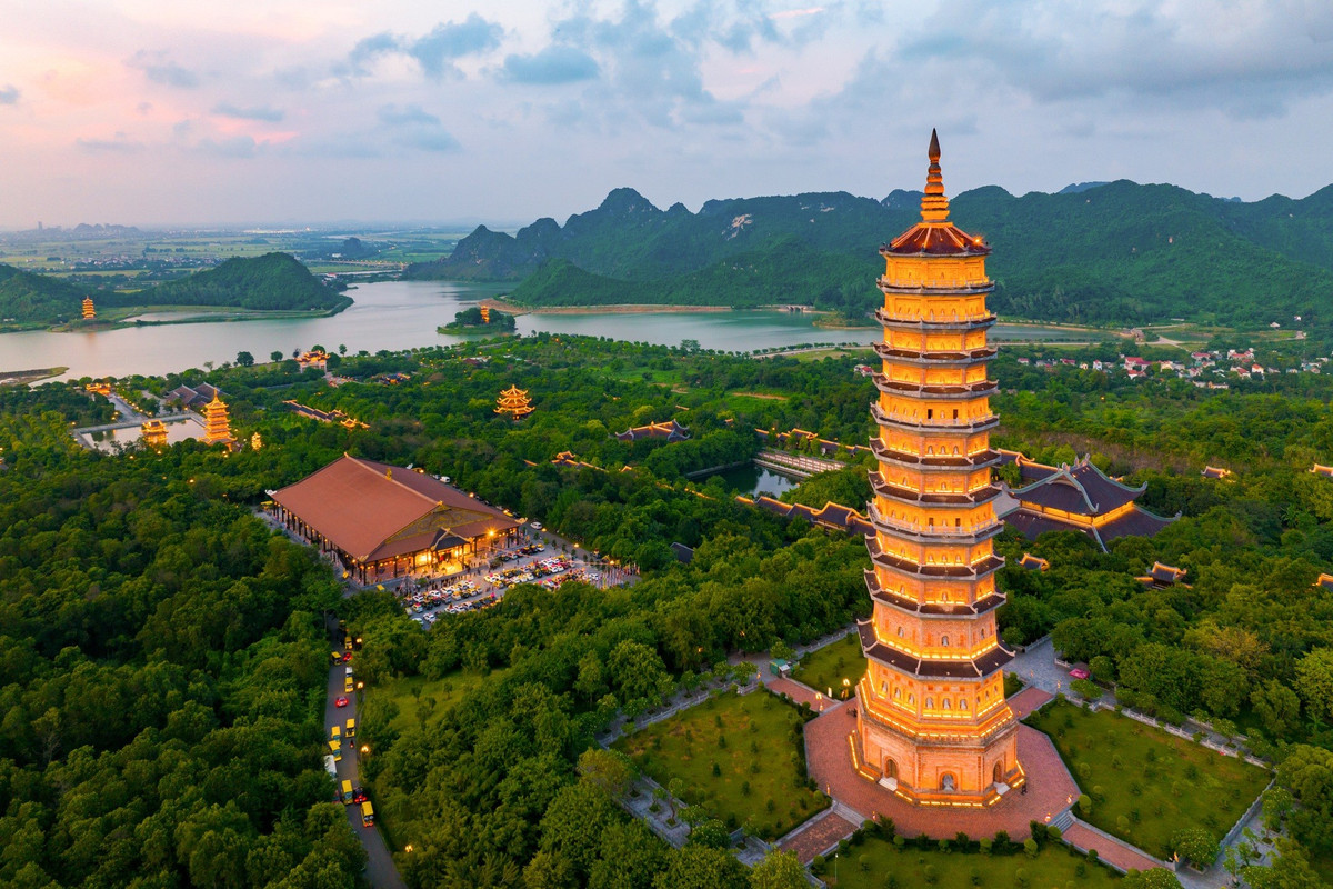 Ở miền Bắc, Chùa Bái Đính (Ninh Bình) là một trong những điểm du xuân nổi bật. Ngôi chùa nằm trong quần thể danh thắng Tràng An, gây ấn tượng bởi không gian rộng lớn, kiến trúc uy nghi và cảnh quan hài hòa với núi non. Ảnh Internet