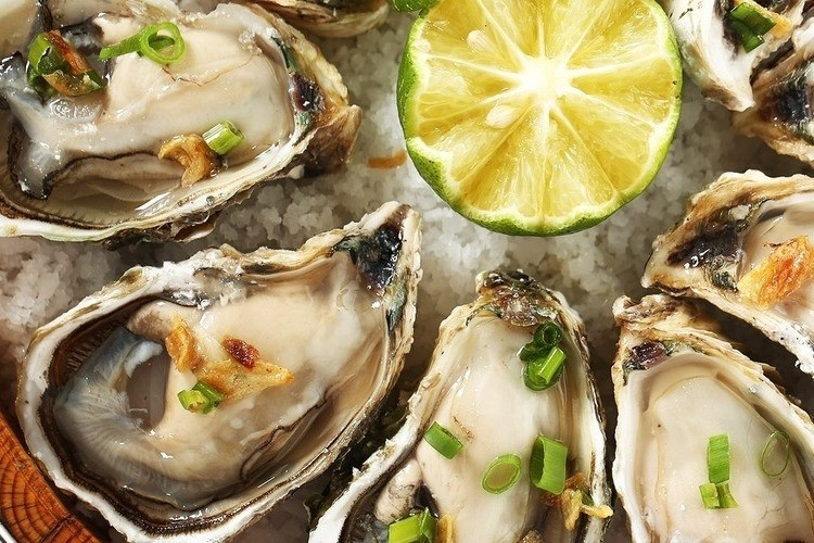 Không chỉ là món hải sản quen thuộc trên mâm cơm của nhiều gia đình, hàu còn được giới chuyên gia dinh dưỡng đánh giá là một trong những thực phẩm giàu vi chất bậc nhất, đặc biệt nổi bật với hàm lượng sắt cao vượt trội. Ít ai biết rằng, trong 100g hàu có thể cung cấp khoảng 7–8 mg sắt, cao gần gấp ba lần thịt bò – loại thực phẩm vốn được xem là “chuẩn mực” bổ sung sắt trong chế độ ăn hàng ngày. Ảnh minh họa