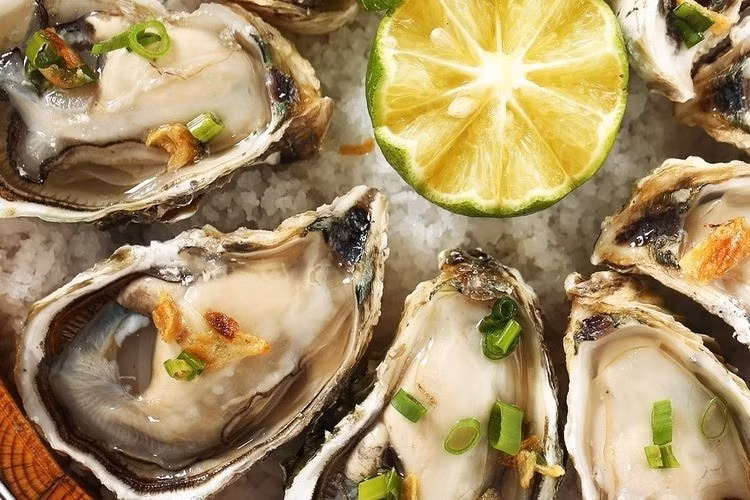 Không chỉ là món hải sản quen thuộc trên mâm cơm của nhiều gia đình, hàu còn được giới chuyên gia dinh dưỡng đánh giá là một trong những thực phẩm giàu vi chất bậc nhất, đặc biệt nổi bật với hàm lượng sắt cao vượt trội. Ít ai biết rằng, trong 100g hàu có thể cung cấp khoảng 7–8 mg sắt, cao gần gấp ba lần thịt bò – loại thực phẩm vốn được xem là “chuẩn mực” bổ sung sắt trong chế độ ăn hàng ngày. Ảnh minh họa