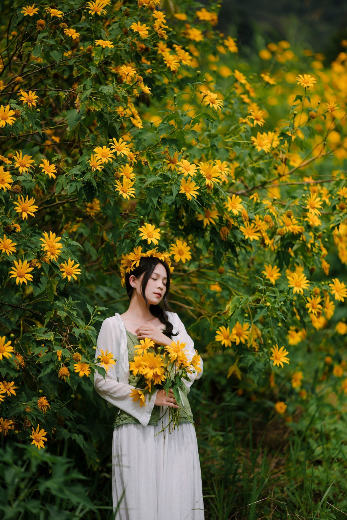 Ngoài ra, VietTourist giới thiệu chương trình “Đà Lạt Mùa Hoa Dã Quỳ 3 ngày 2 đêm”, kết hợp săn hoa với tham quan Đồi chè Cầu Đất, Hồ Tuyền Lâm và các điểm đặc trưng của phố núi. Giá tour từ 2,95 triệu đồng/người, bao gồm khách sạn, xe du lịch, hướng dẫn viên và một số bữa ăn. Ảnh Quangdalat