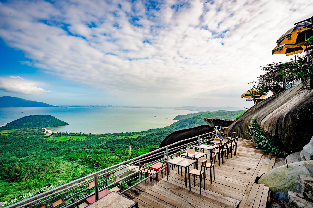 Khoảnh khắc bình minh là thời điểm khiến nhiều người mê mẩn. Khi mặt trời nhô lên khỏi mặt nước, cả không gian bừng sáng, sóng biển ánh lên sắc vàng óng ả, gió biển mang theo hơi muối mằn mặn khiến ly cà phê sáng thêm đậm vị. Ảnh Fanpage Hòn Đá Thuyền