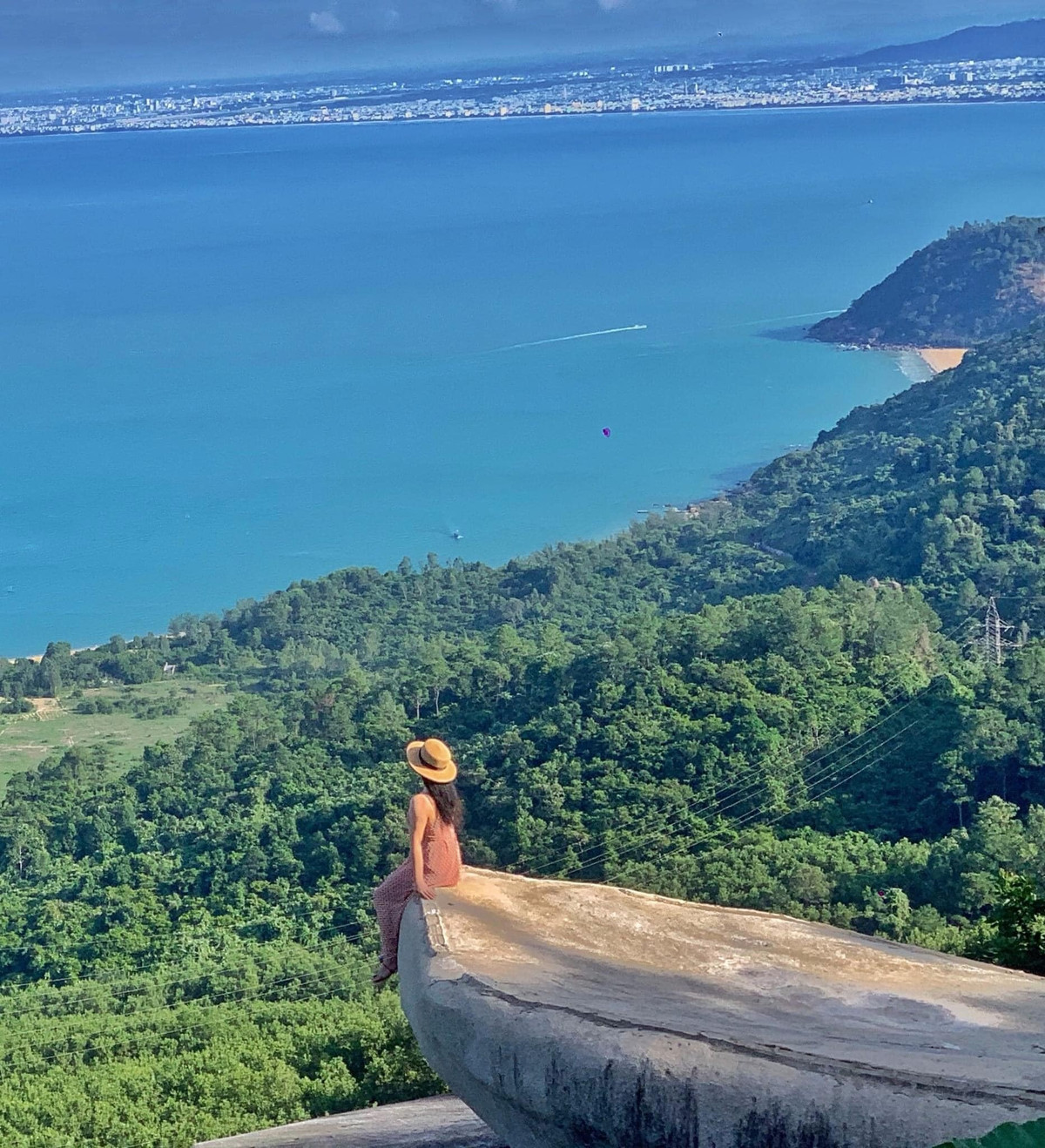 Giữa lưng chừng đèo, có một quán cà phê mang dáng dấp kỳ lạ: Hòn Đá Thuyền, được xây dựng trên khối đá lớn vươn ra biển, như một con thuyền đang neo mình giữa đại dương. Từ đây, du khách có thể nhìn toàn cảnh núi non trập trùng và mặt biển mênh mông trải dài đến tận chân trời. Ảnh Fanpage Hòn Đá Thuyền