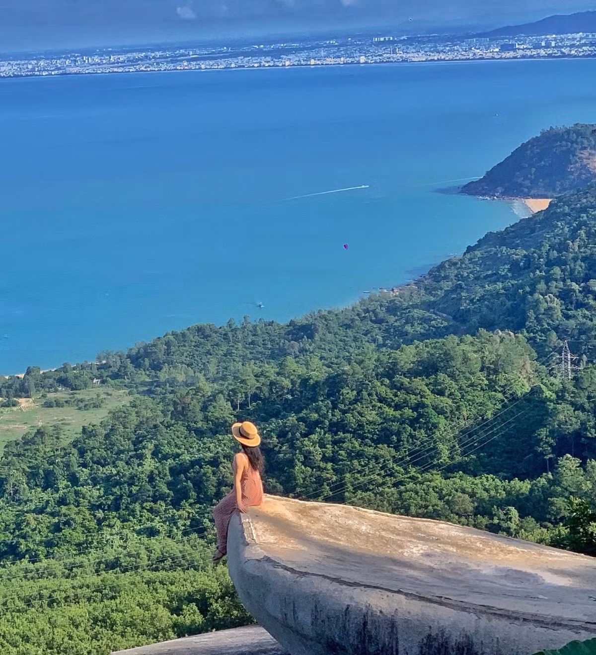 Giữa lưng chừng đèo, có một quán cà phê mang dáng dấp kỳ lạ: Hòn Đá Thuyền, được xây dựng trên khối đá lớn vươn ra biển, như một con thuyền đang neo mình giữa đại dương. Từ đây, du khách có thể nhìn toàn cảnh núi non trập trùng và mặt biển mênh mông trải dài đến tận chân trời. Ảnh Fanpage Hòn Đá Thuyền