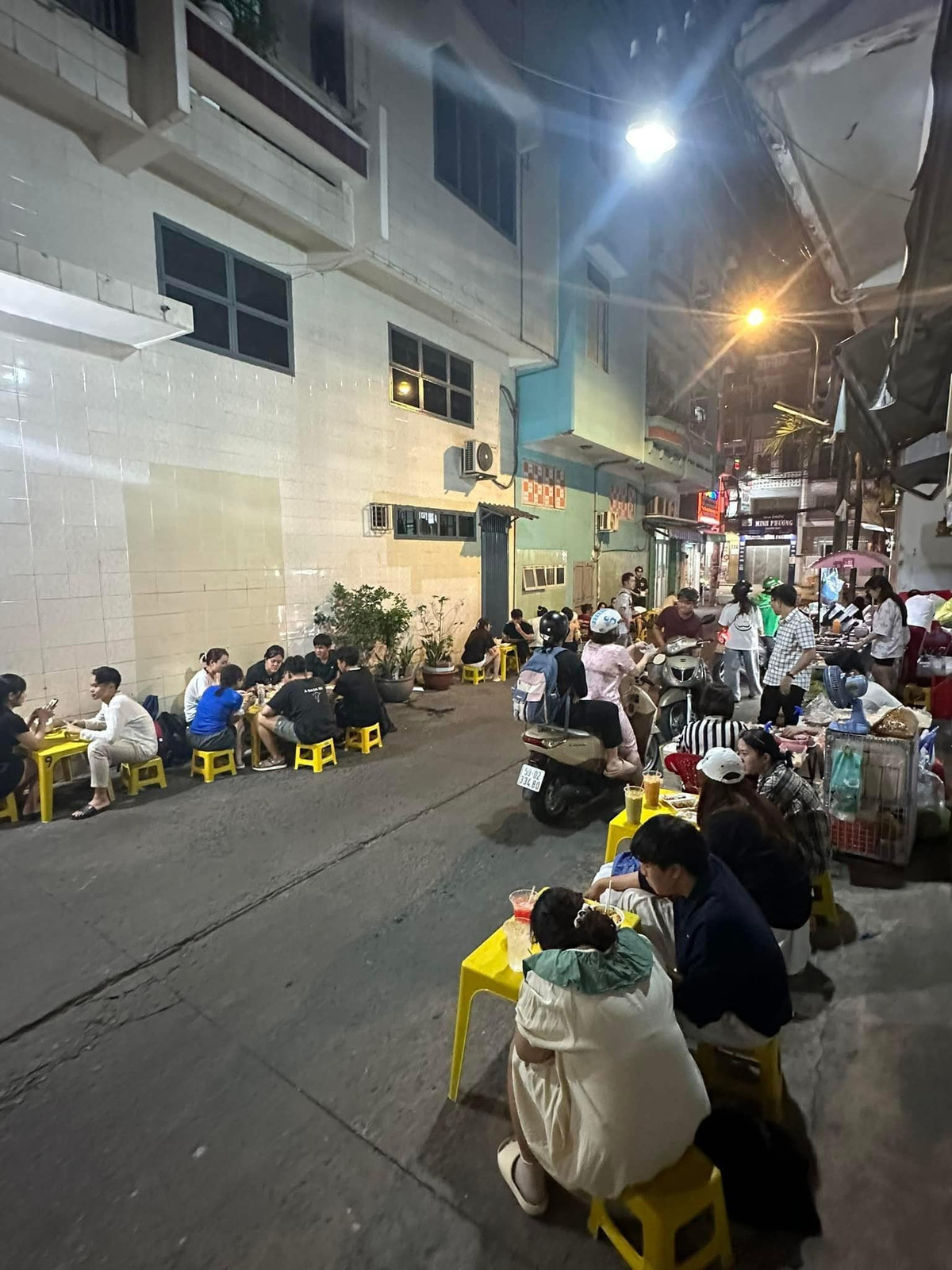 Ẩm thực đêm Sài Gòn không cầu kỳ, không phô trương, nhưng lại có sức hút rất riêng. Đó là cảm giác ngồi giữa phố khuya, thưởng thức món ăn quen thuộc, nghe tiếng xe cộ hòa cùng tiếng cười nói rộn ràng. Với du khách, những món ăn vặt ấy không chỉ là hương vị, mà còn là ký ức về một thành phố luôn thức, luôn sẵn sàng chào đón bất cứ ai ghé thăm. Ảnh Internet