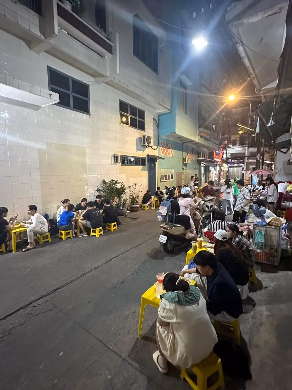 Ẩm thực đêm Sài Gòn không cầu kỳ, không phô trương, nhưng lại có sức hút rất riêng. Đó là cảm giác ngồi giữa phố khuya, thưởng thức món ăn quen thuộc, nghe tiếng xe cộ hòa cùng tiếng cười nói rộn ràng. Với du khách, những món ăn vặt ấy không chỉ là hương vị, mà còn là ký ức về một thành phố luôn thức, luôn sẵn sàng chào đón bất cứ ai ghé thăm. Ảnh Internet