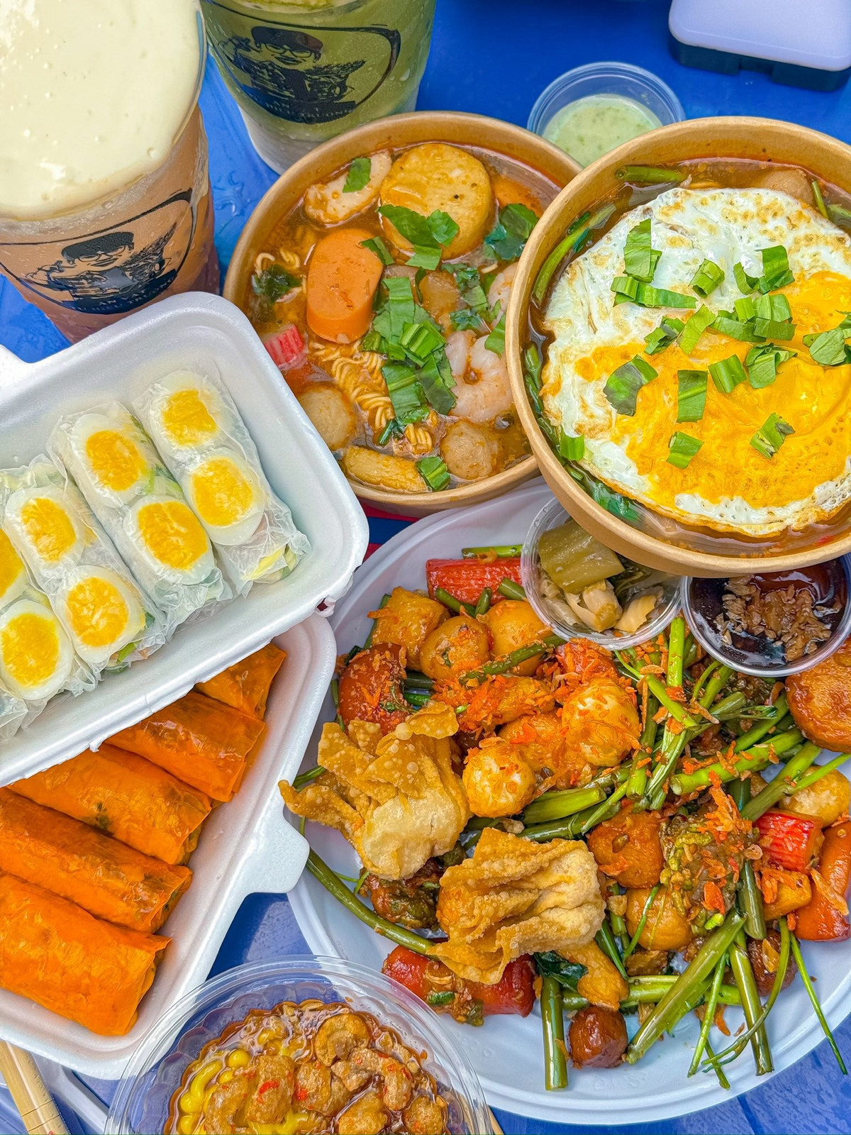 Điểm ăn vặt bình dân Tú Hiệu Trưởng nằm tại 133/15 Hòa Hưng, phường Hòa Hưng được nhiều thực khách địa phương biết đến. Quán phục vụ đa dạng các món ăn vặt (bánh tráng nướng, bánh tráng trộn, mì trộn...), đồ nướng, lẩu ly... ngoài ra còn có những món ăn nhẹ như bánh flan hoặc matcha sữa gấu đang rất thịnh hành. Với mức giá phải chăng từ khoảng dưới 30.000-40.000 đồng/món. Ảnh Fanpage Tú Hiệu Trưởng