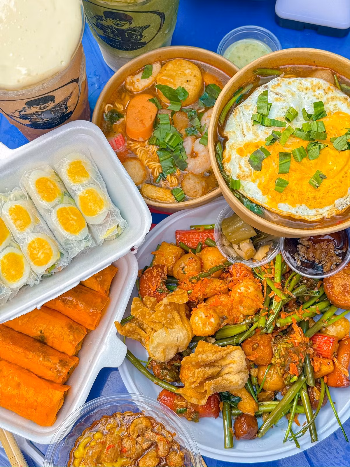 Điểm ăn vặt bình dân Tú Hiệu Trưởng nằm tại 133/15 Hòa Hưng, phường Hòa Hưng được nhiều thực khách địa phương biết đến. Quán phục vụ đa dạng các món ăn vặt (bánh tráng nướng, bánh tráng trộn, mì trộn...), đồ nướng, lẩu ly... ngoài ra còn có những món ăn nhẹ như bánh flan hoặc matcha sữa gấu đang rất thịnh hành. Với mức giá phải chăng từ khoảng dưới 30.000-40.000 đồng/món. Ảnh Fanpage Tú Hiệu Trưởng