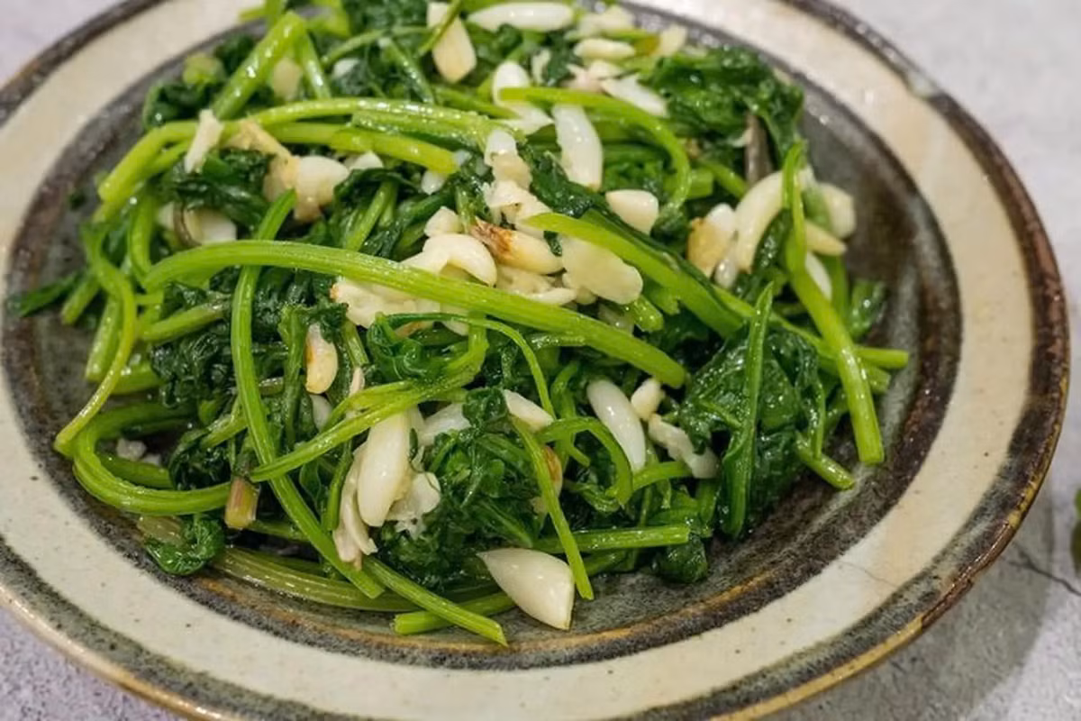 Để tối ưu hóa lợi ích dinh dưỡng, nên biết cách kết hợp thực phẩm hợp lý. Ngoài việc tránh sáu loại thực phẩm kể trên, cách chế biến cũng quan trọng. Luộc, xào nhanh hoặc ăn kèm thực phẩm trung tính sẽ giúp rau giữ vitamin, khoáng chất và hạn chế tác dụng phụ. Hiểu rõ tính chất của từng loại thực phẩm sẽ giúp bữa ăn an toàn, đầy đủ dưỡng chất, đồng thời bảo vệ hệ tiêu hóa và sức khỏe tổng thể. Ảnh minh hoạ