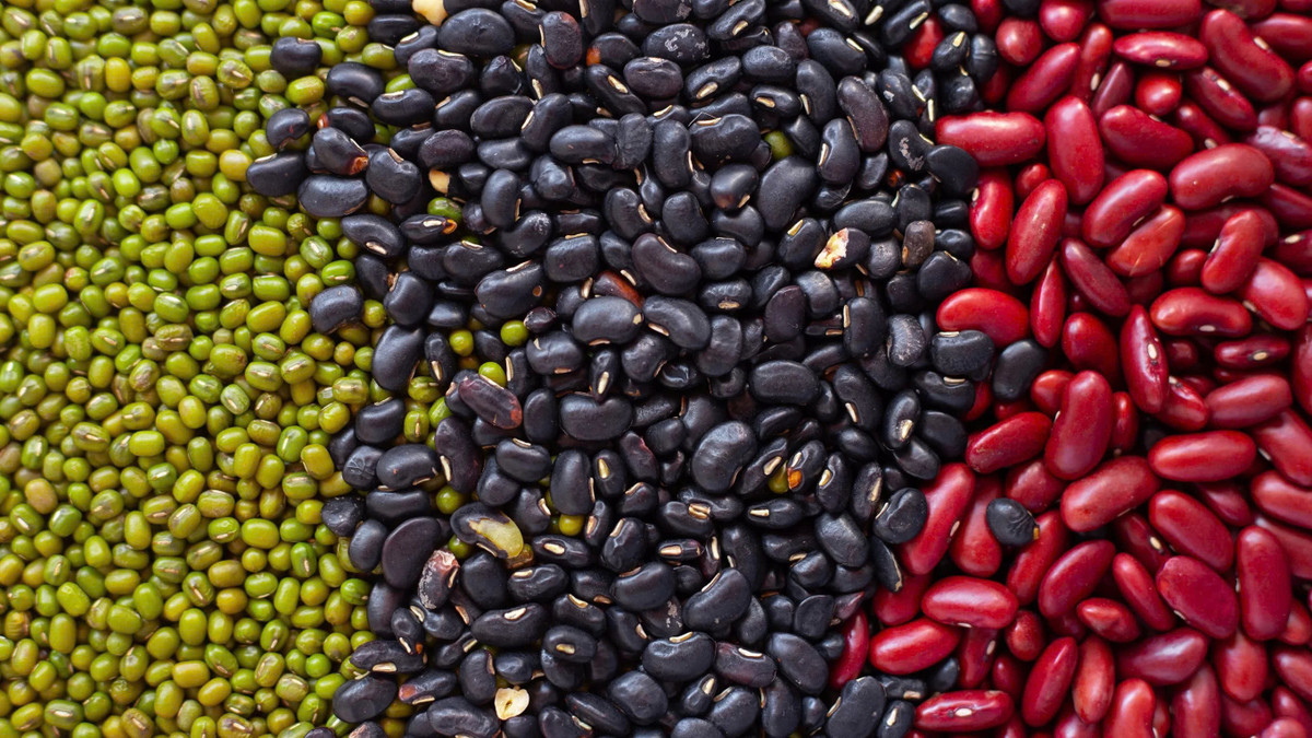 Các loại đậu như đậu xanh, đậu đỏ, đậu đen chứa protein, lecithin và khoáng chất cần thiết cho sự phát triển mô vú. Ảnh minh họa