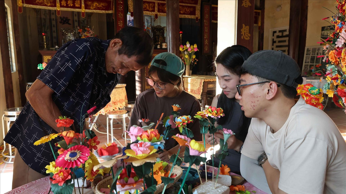 Trong số các sản phẩm, hoa sen giấy Thanh Tiên là nổi tiếng hơn cả. Sen loài hoa được xem là biểu tượng thanh cao của dân tộc đã trở thành “linh hồn” của làng nghề. Hoa sen giấy không chỉ xuất hiện trong các không gian thờ tự mà còn góp mặt tại nhiều sự kiện văn hóa lớn như Festival Huế, lễ hội áo dài và các chương trình giao lưu nghệ thuật trong và ngoài nước. Ảnh TTXVN