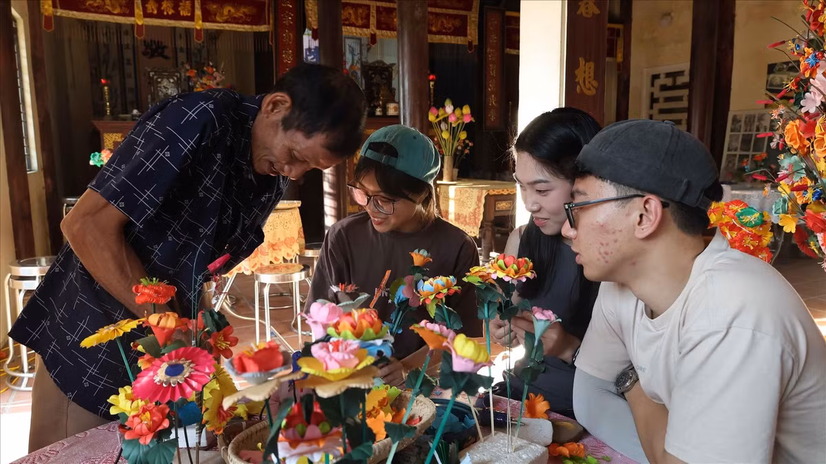 Trong số các sản phẩm, hoa sen giấy Thanh Tiên là nổi tiếng hơn cả. Sen loài hoa được xem là biểu tượng thanh cao của dân tộc đã trở thành “linh hồn” của làng nghề. Hoa sen giấy không chỉ xuất hiện trong các không gian thờ tự mà còn góp mặt tại nhiều sự kiện văn hóa lớn như Festival Huế, lễ hội áo dài và các chương trình giao lưu nghệ thuật trong và ngoài nước. Ảnh TTXVN