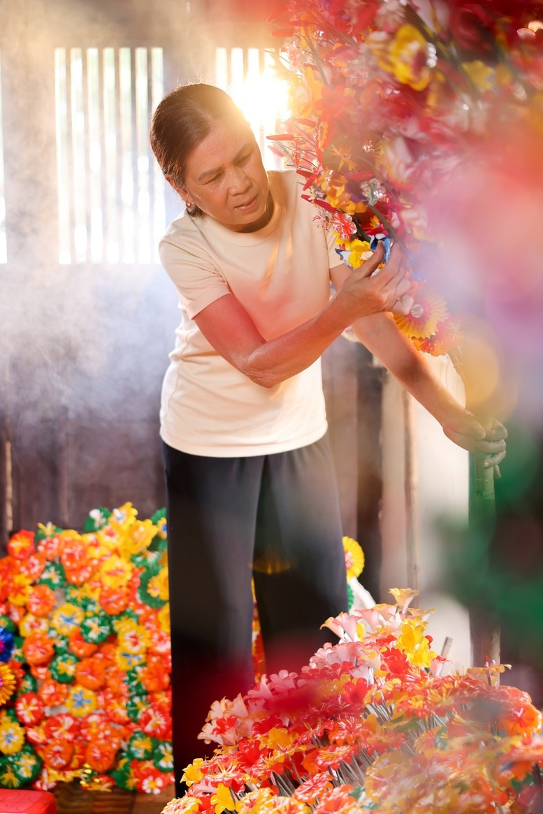 Những năm gần đây, cùng với sự phát triển của du lịch trải nghiệm, hoa giấy Thanh Tiên dần trở thành một sản phẩm du lịch đặc trưng của Huế. Du khách đến cố đô không chỉ tham quan đền đài, lăng tẩm mà còn tìm về làng Thanh Tiên để tận mắt chứng kiến quy trình làm hoa, lắng nghe câu chuyện về nghề xưa và tự tay tạo nên những bông hoa giấy mang đậm dấu ấn cá nhân. Ảnh Baochinhphu