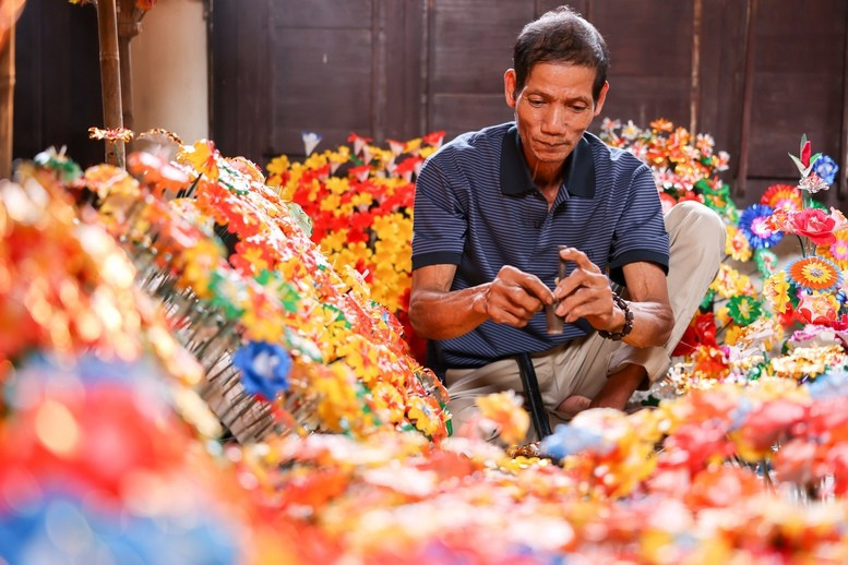 Điểm đặc biệt của hoa giấy Thanh Tiên nằm ở vẻ đẹp mộc mạc nhưng tinh tế. Hoa có màu sắc phong phú, hình thức hài hòa, bền đẹp theo thời gian, vừa tiết kiệm vừa thể hiện sự trang nghiêm, thành kính. Ảnh Baochinhphu