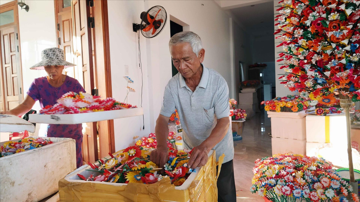 Nguyên liệu làm hoa đều được người dân tận dụng từ thiên nhiên sẵn có ở địa phương. Tre được dùng làm cành, cây lùng làm lõi, kết hợp với giấy màu thủ công để tạo nên những loài hoa quen thuộc như lan, huệ, cúc đơn, cúc kép, tường vi, dã quỳ… Mỗi cành hoa thường có chín bông – con số mang ý nghĩa tròn đầy, may mắn – được phối màu tươi tắn nhưng vẫn giữ nét thanh nhã đặc trưng của Huế. Ảnh TTXVN