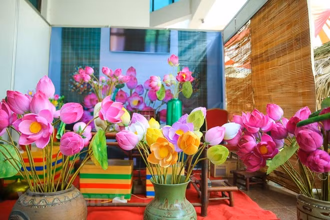 Năm 2013, làng nghề hoa giấy Thanh Tiên được UBND tỉnh Thừa Thiên Huế công nhận là làng nghề truyền thống, đánh dấu một cột mốc quan trọng trong hành trình bảo tồn di sản văn hóa địa phương. Ảnh Internet