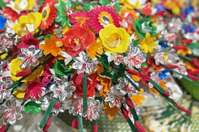 Nằm cách cầu Trường Tiền khoảng 8 km, làng Thanh Tiên (phường Dương Nỗ, TP Huế, trước đây thuộc xã Phú Mậu) từ lâu nổi danh với nghề làm hoa giấy độc đáo. Ảnh TTXVN