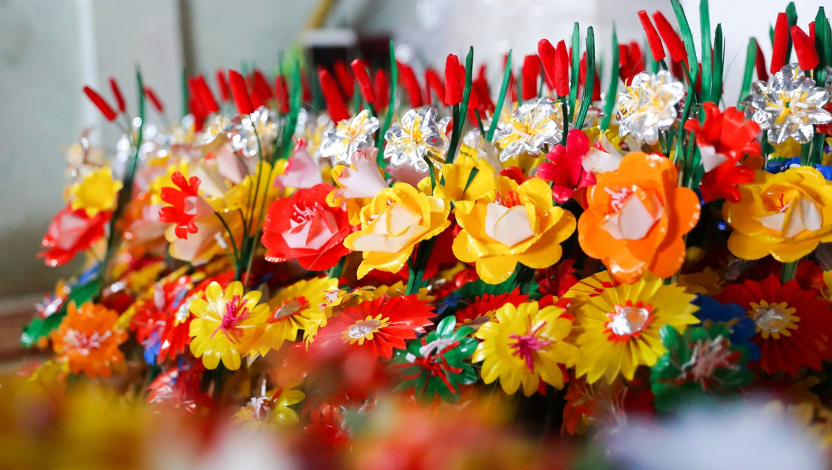 Xưa kia, hoa giấy thường được bày trên bàn thờ gia tiên, bàn thờ Táo quân, thần bếp, hay tại các miếu, am, trang bà… và chỉ thay mới một lần duy nhất trong năm vào dịp Tết. Chính vì vậy, tháng Chạp cũng là mùa sản xuất chính của làng nghề. Ảnh Internet
